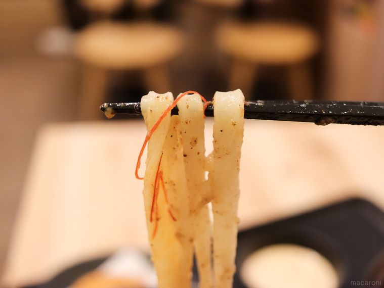 山下本気うどんの新メニュー元祖 油うどんの麺を箸上げしている様子