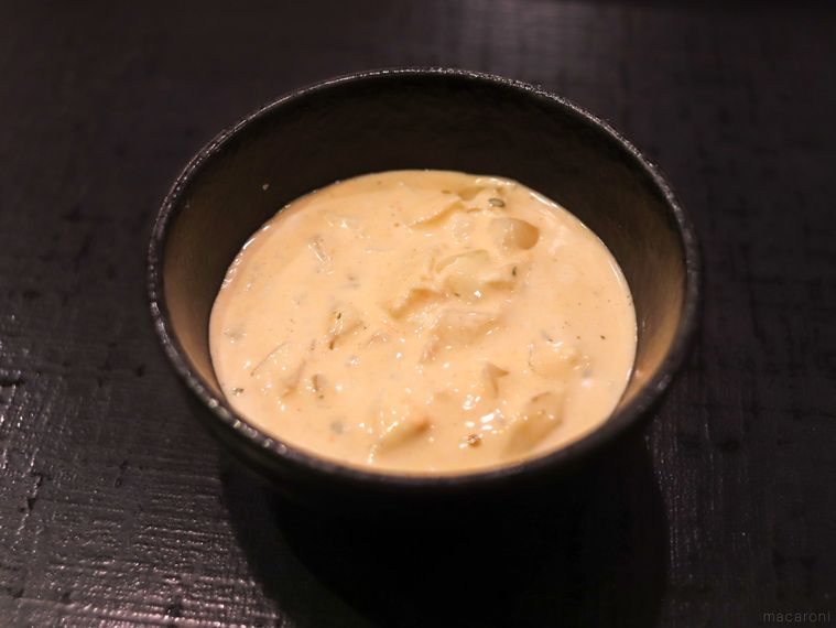 黒い小鉢に入った山下本気うどんのタルタルソース