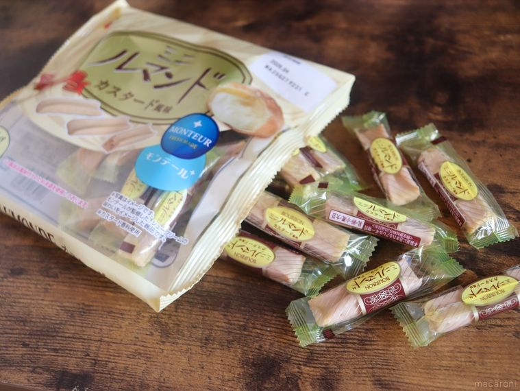 ブルボンミニルマンド カスタード風味の包装から9本のミニルマンドが飛び出している様子