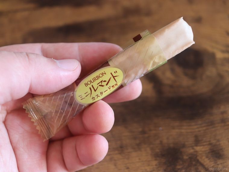 ブルボンミニルマンド カスタード風味を1本手で持っている