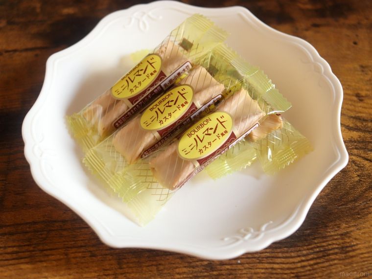 白いお皿にブルボンミニルマンド カスタード風味が6本並んでいる