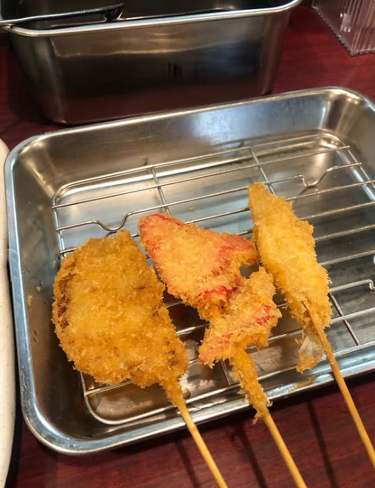 串カツ 七福神 本店の串カツ3本をバットにのせた様子