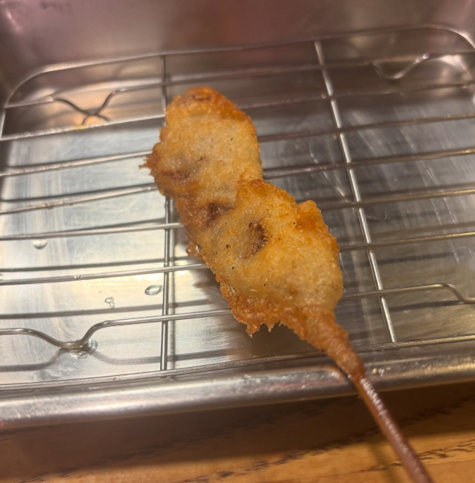 金属製のバットにのせた串かつ 越源の串かつ