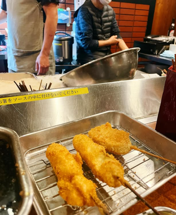 串かつ ひげ勝のさまざまな串カツをバットにのせた様子