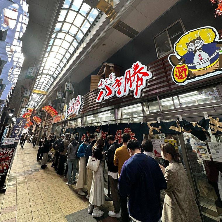 大行列の人々で賑わう八重勝