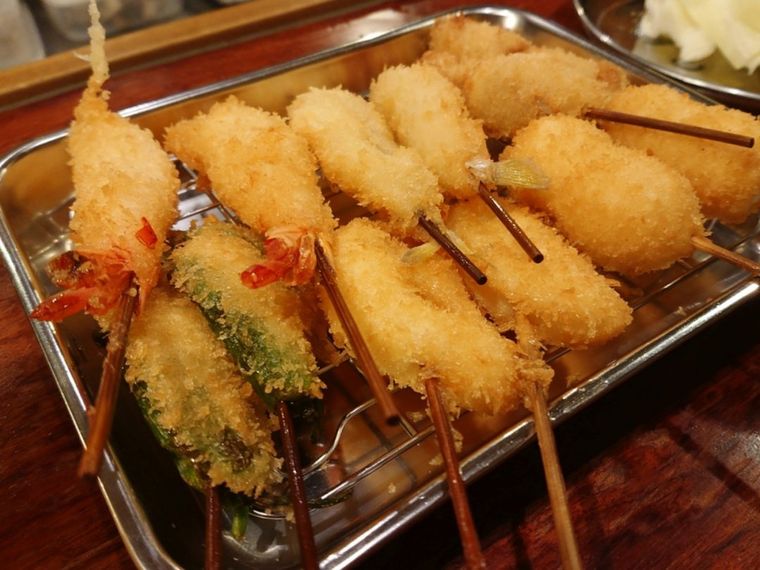 金属製のプレートに盛り付けた七福神の串カツ盛り合わせ2人前