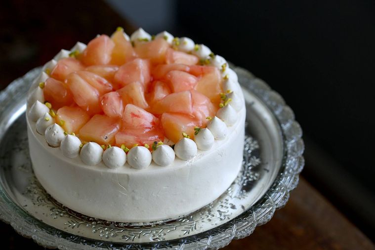 2. 桃のプレミアムショートケーキ