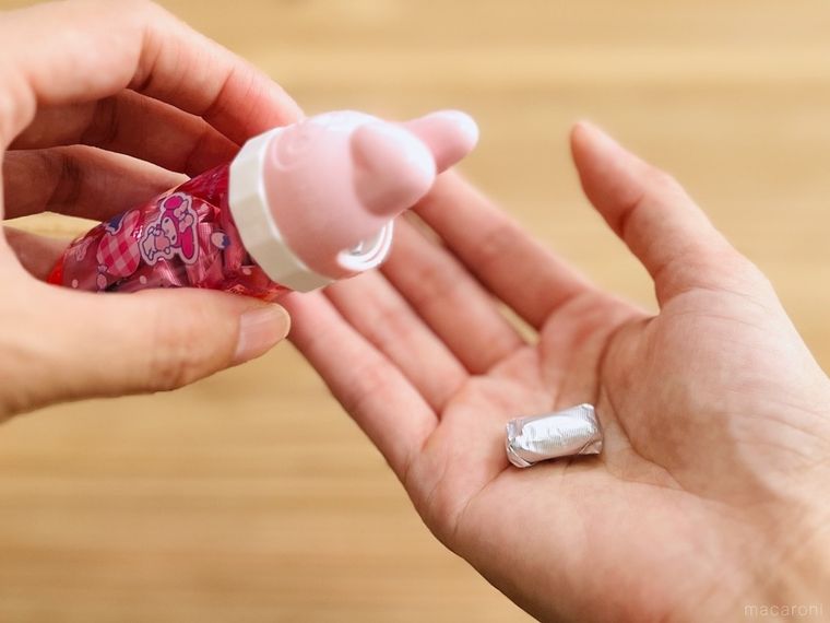 ダイソーの綿棒ケース マイメロクロミからガムを出している様子