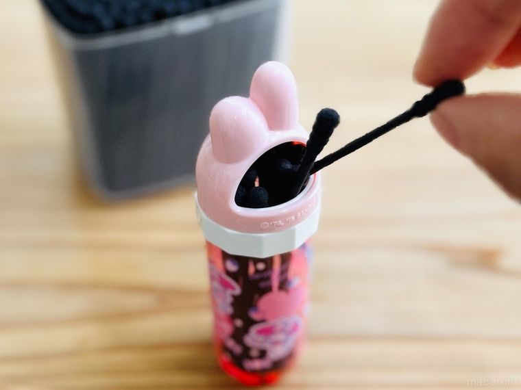 ダイソーの綿棒ケース マイメロクロミから綿棒を取り出している様子