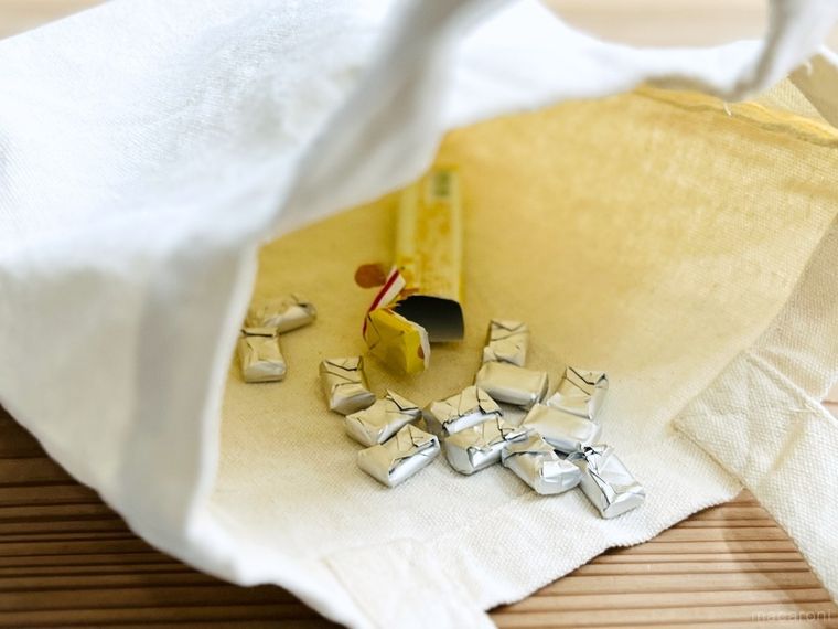 バッグの中で粒ガムが散乱している様子