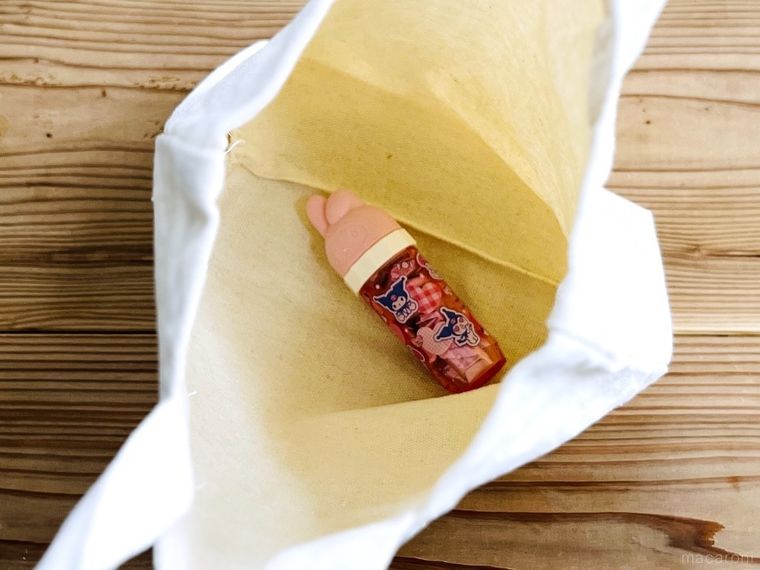 ダイソーの綿棒ケース マイメロクロミをバッグに入れた様子