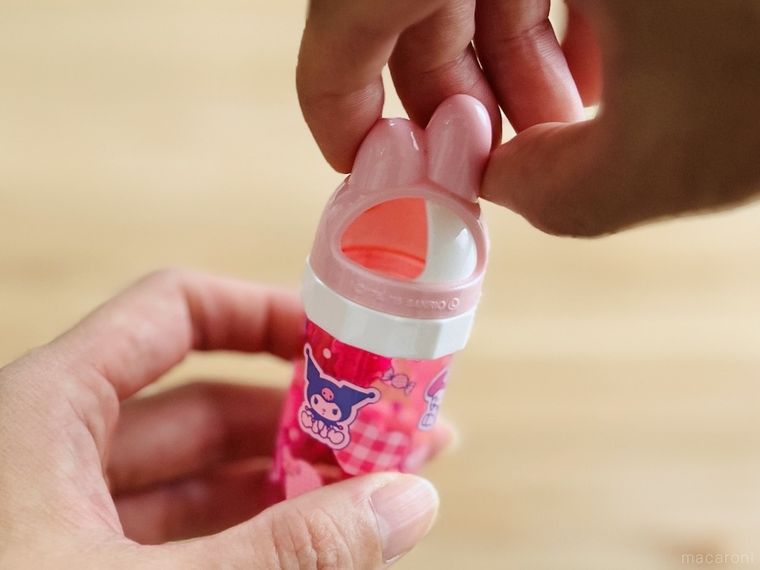 ダイソーの綿棒ケース マイメロクロミを開けている様子