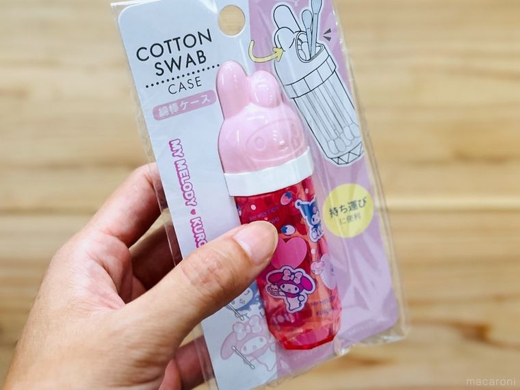 ダイソーの綿棒ケース マイメロクロミを手で持っている様子