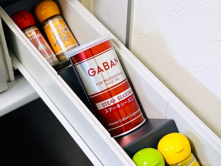 ブックエンドを設置した引き出しに調味料を並べた様子