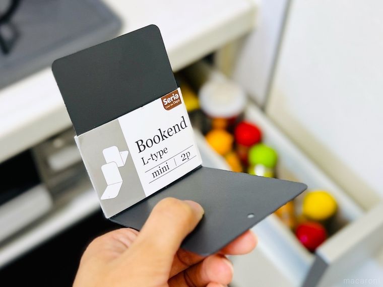 ミニサイズのブックエンドを手で持っている様子
