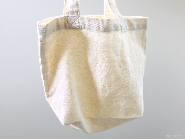 トートバッグを持ち上げている様子