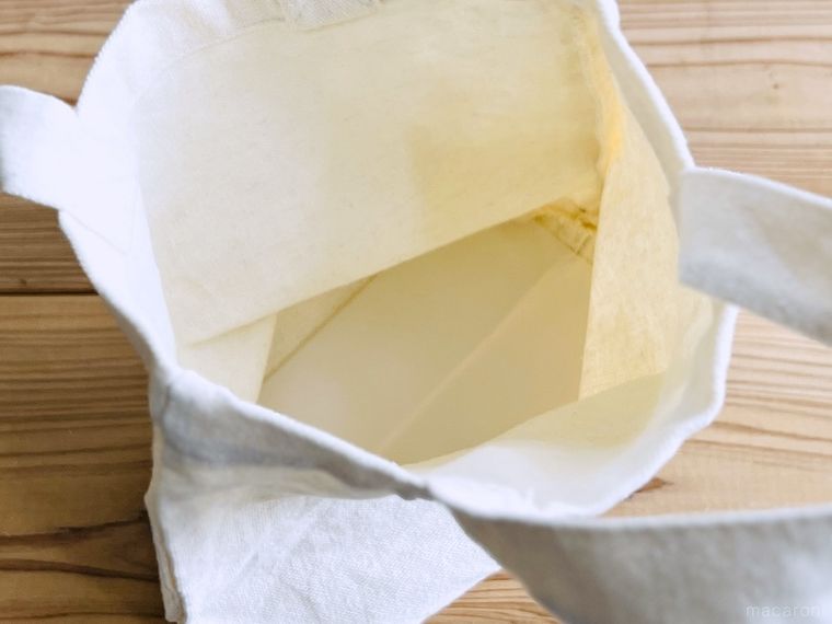 トートバッグの底にまな板シートを敷いた様子