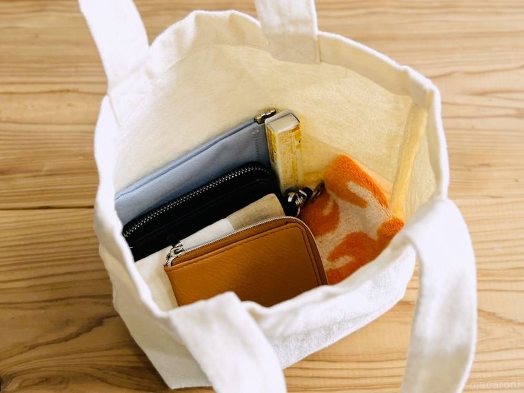 トートバッグに荷物を入れた様子