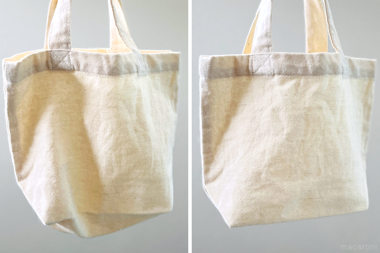 トートバッグを持ち上げている様子