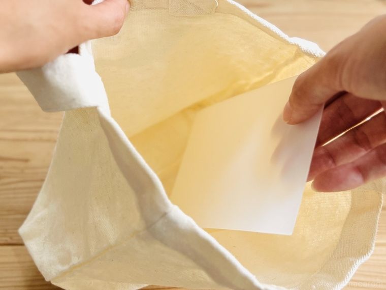 トートバッグの底にまな板シートを敷いている様子