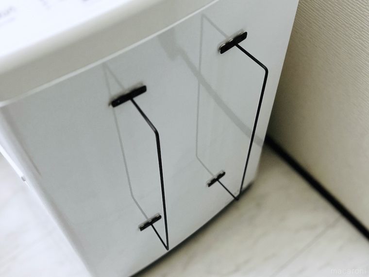 洗濯機にインテリア アイアンウォールバーを取り付けた様子