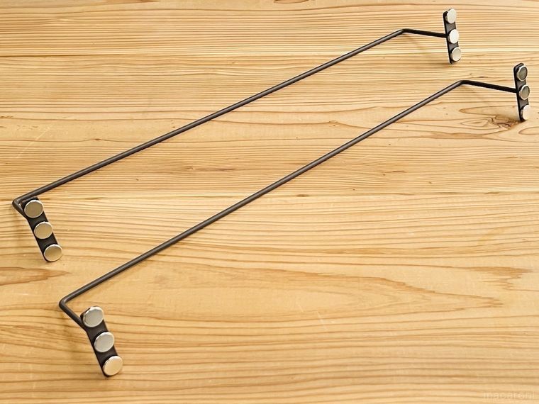 インテリア アイアンウォールバーに強力マグネットを付けた様子