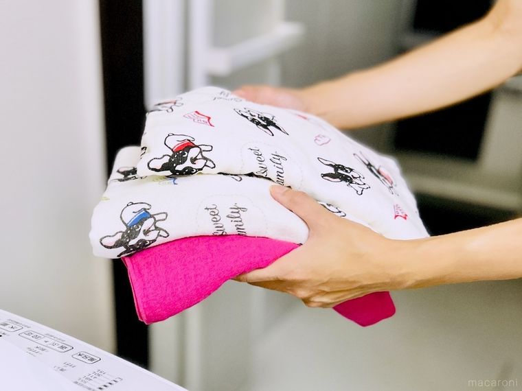 バスタオルを両手で持っている様子