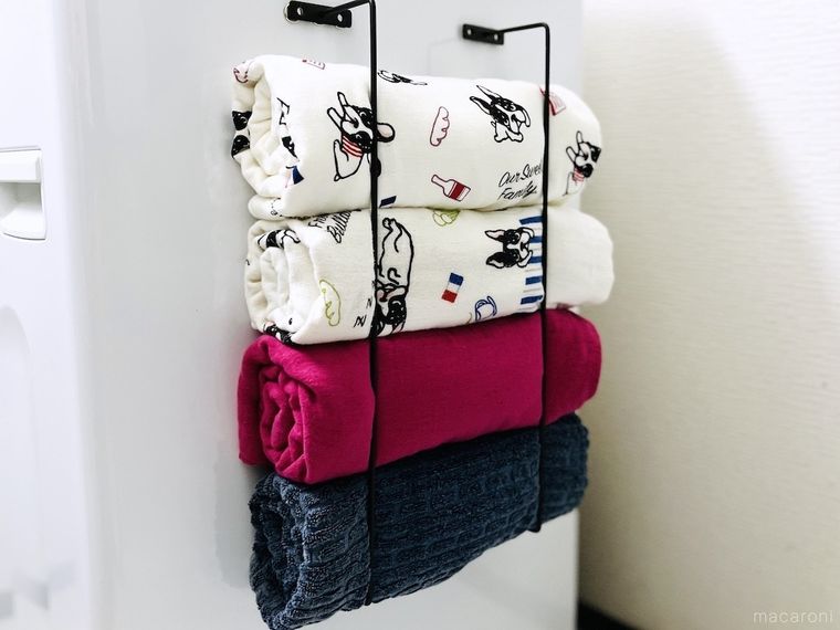 洗濯機に取り付けたタオルラックにバスタオルを収納した様子
