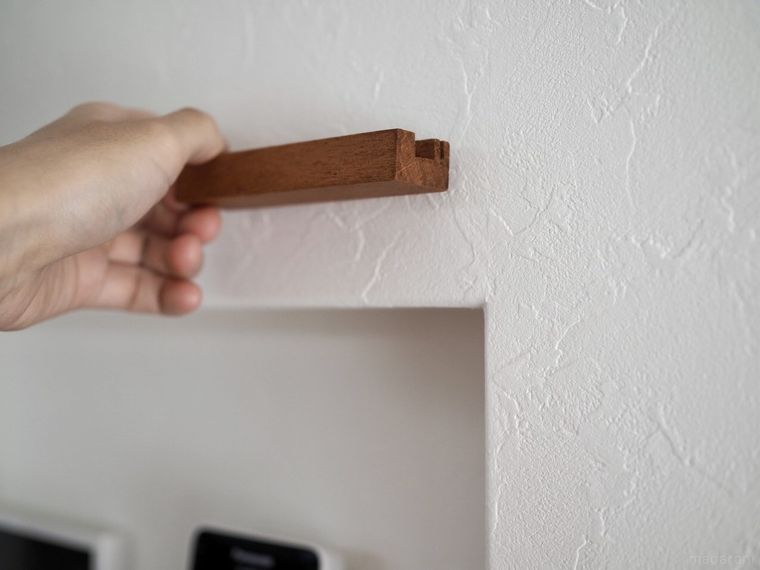 ウッドプッシュピンを取り付けているところ