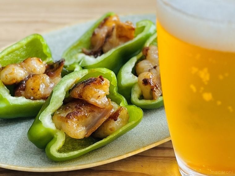 ピーマンにホルモンをのせた様子