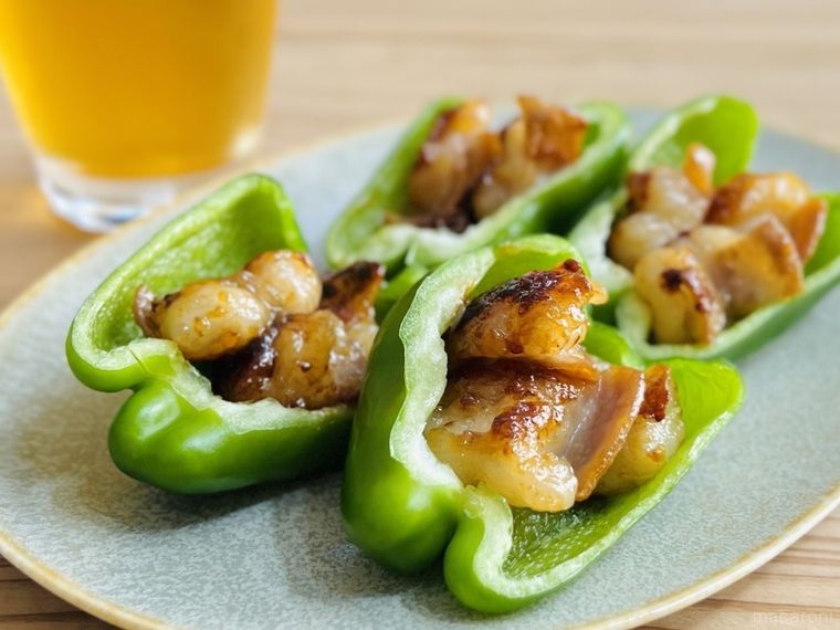 ピーマンにホルモンをのせた様子