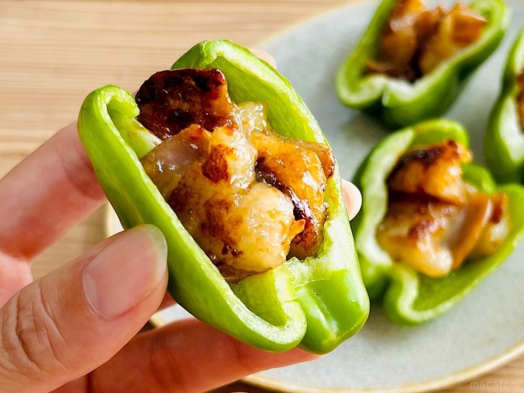 ホルモンをのせたピーマンを手で持っている様子