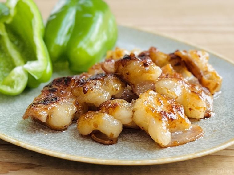 皿に盛られたホルモンとピーマン