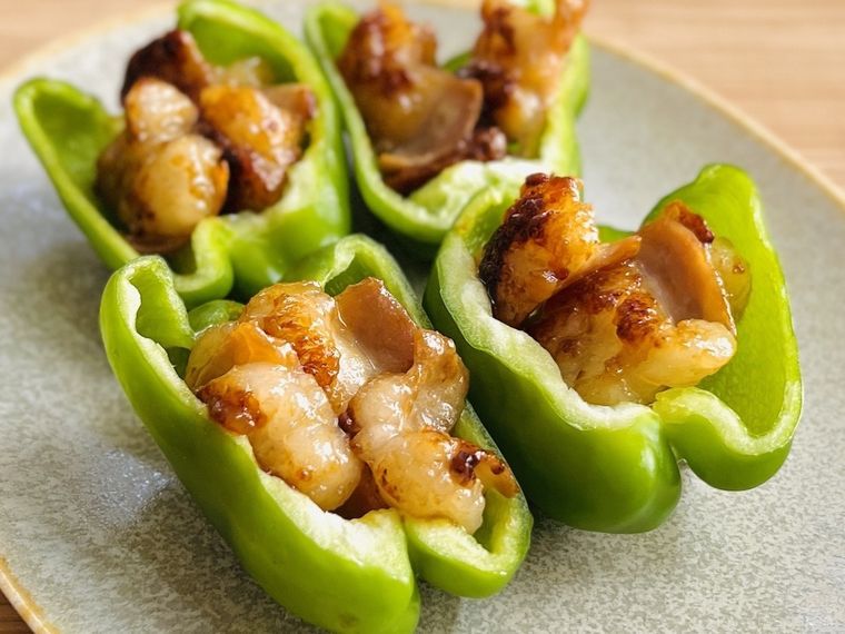 ピーマンにホルモンをのせた様子