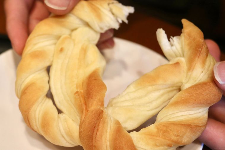 ミルクプレッツェルを手でちぎっている