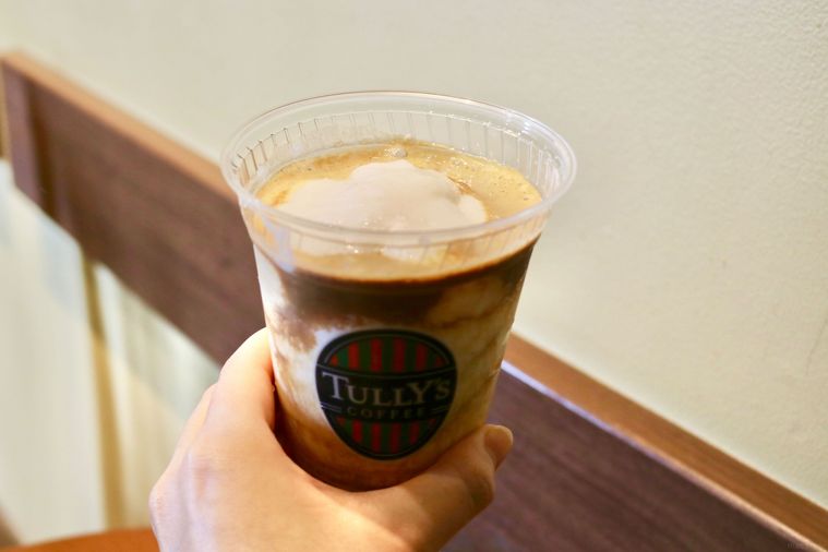 バニラアフォガートシェイクを持っている