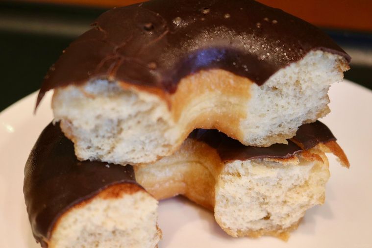 2個にわけたドーナツ