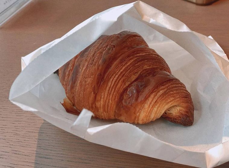 白い紙につつまれたクロワッサン