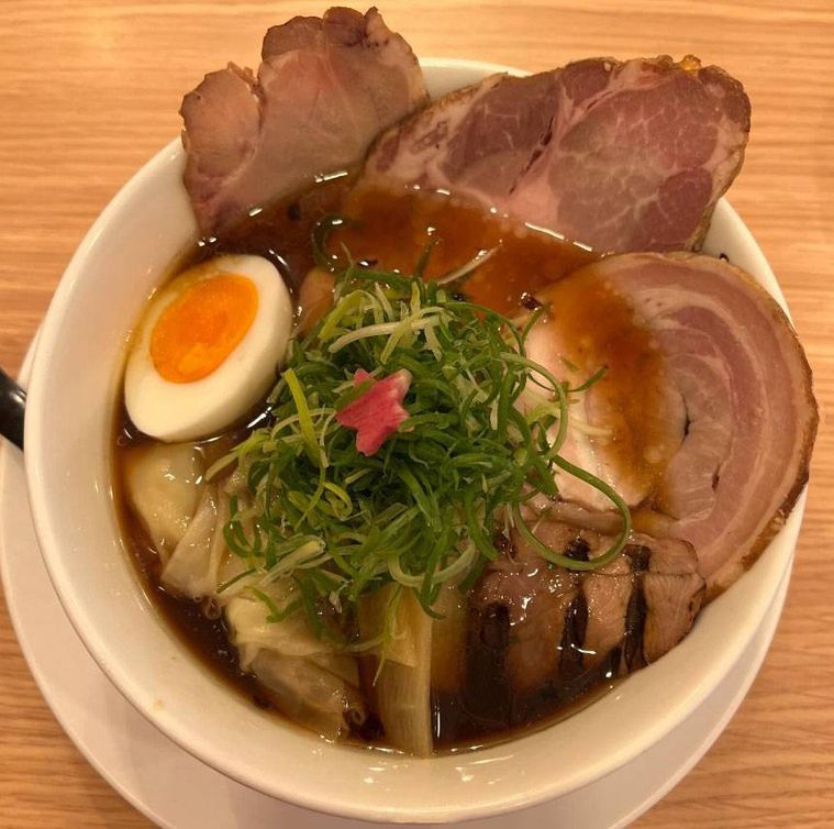 白い丼に入った角長しょうゆ匠 四重奏スペシャル