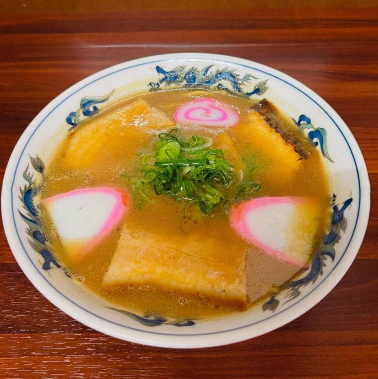 龍が描かれた白い丼に入った中華そば