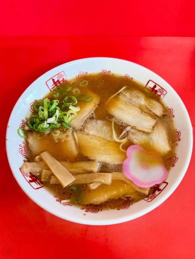 赤い模様入りの白い丼に入った特製中華そば