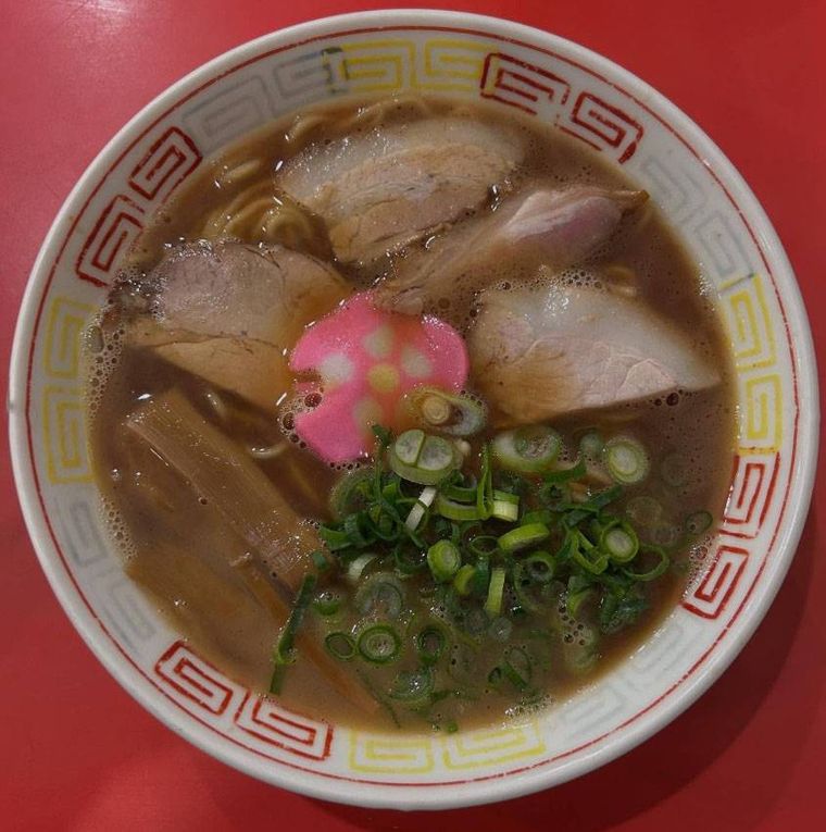 雷紋模様入りの白い丼に入った中華そば