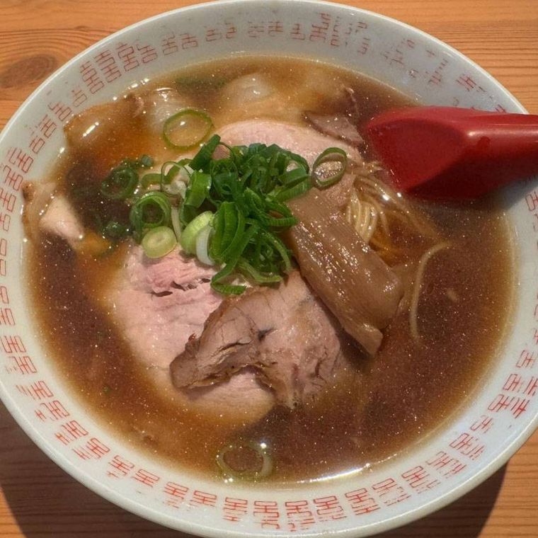 雷紋模様入りの白い丼に入った中華そば