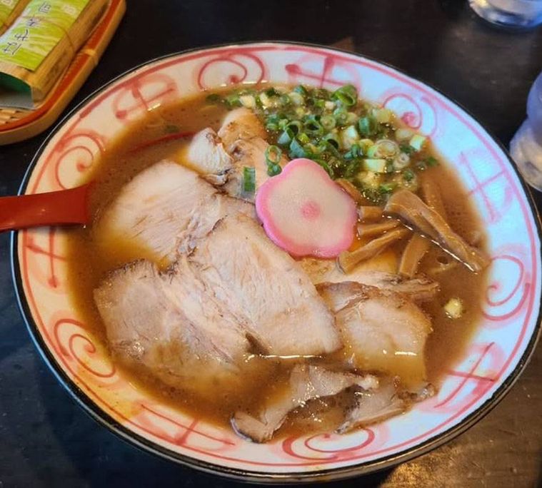 赤い模様入りの白い丼に入った特製中華そば