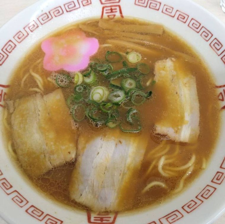 雷紋模様入りの白い丼に入った中華そば