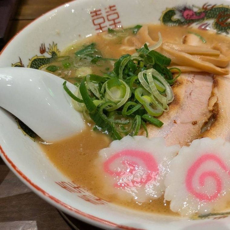 双喜紋と龍の模様入りの白い丼に入った中華そば