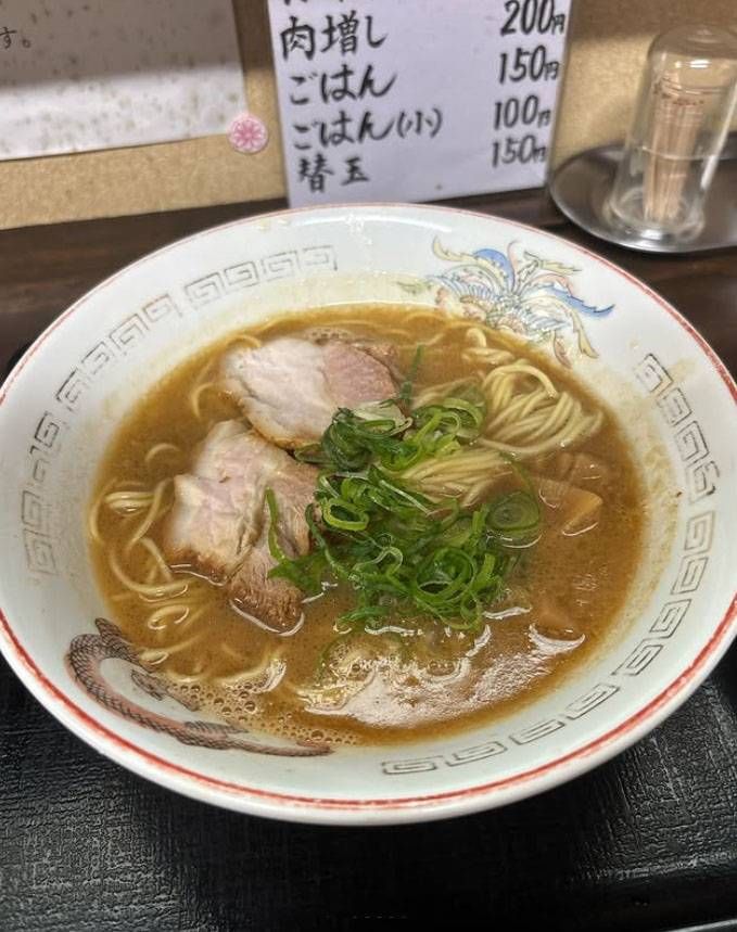 雷紋と龍の模様入りの白い丼に入った中華そば