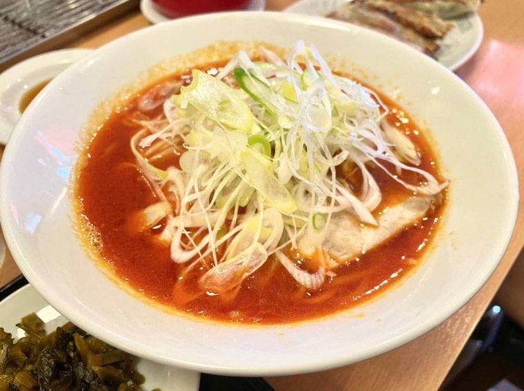 白い丼に入ったピリ辛ラーメン