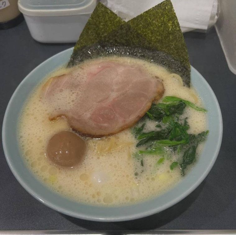 ブルーの丼に入った塩豚骨ラーメン味玉トッピング