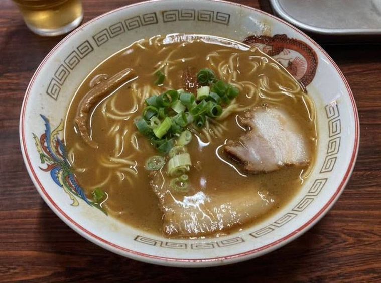 雷紋と龍の模様入りの白い丼に入った中華そば